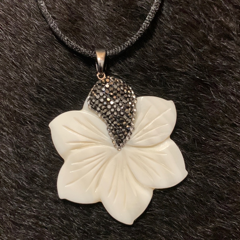 White flower pendant necklace